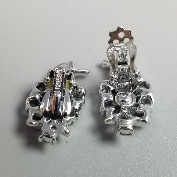 Vintage Lisner Silver Tone Light and Dark Blue Rhinestones AB Clip On Earrings - Picture 3 of 6